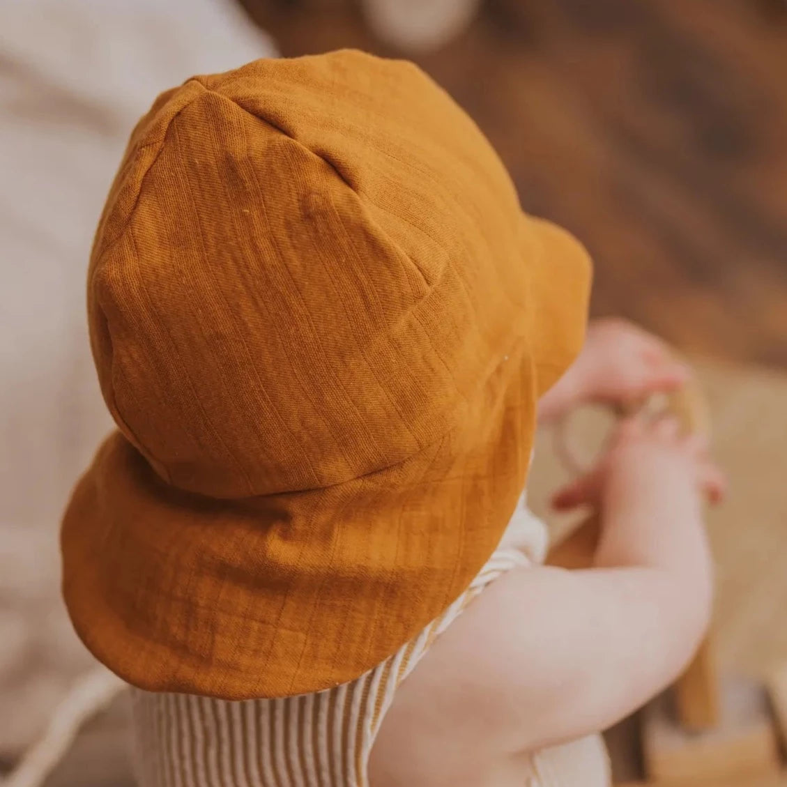 Wende-Sonnenhut Musselin "Curry/Streifen" - 2 in 1